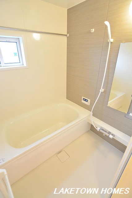 バス・シャワールーム　小窓のある追い焚き＆浴室乾燥機付の広めの浴室です。