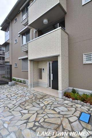 エントランス　オートロック機能付のエントランスです。