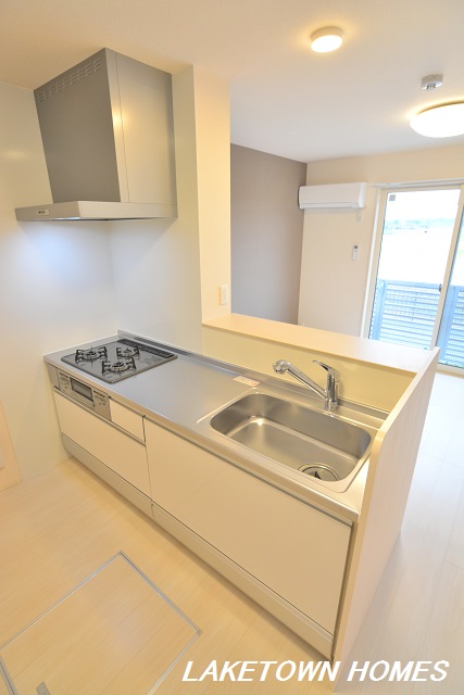 キッチン　グリル付３口コンロのシステムキッチンです。