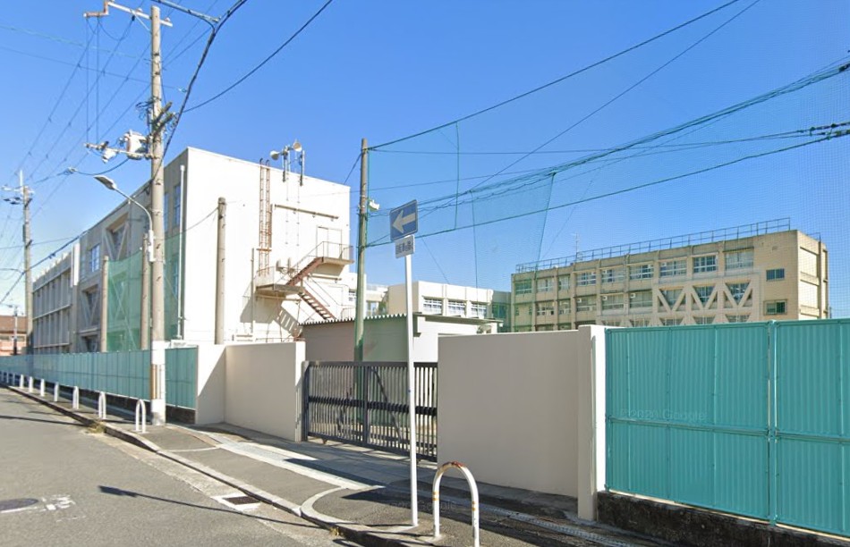 中学校　東大阪市立上小阪中学校（中学校）まで205m