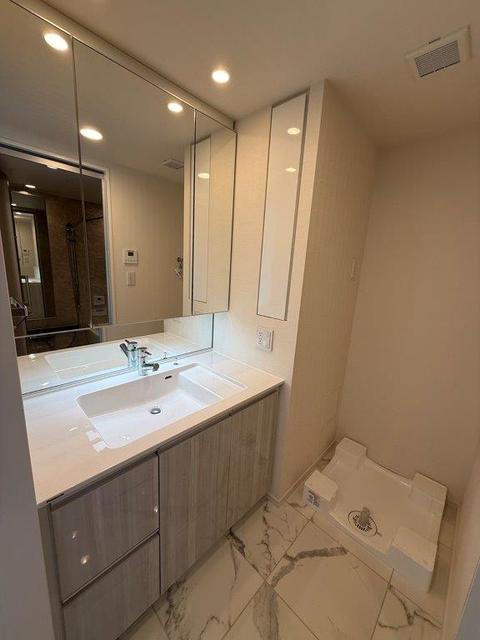 洗面設備　三面鏡付洗面化粧台