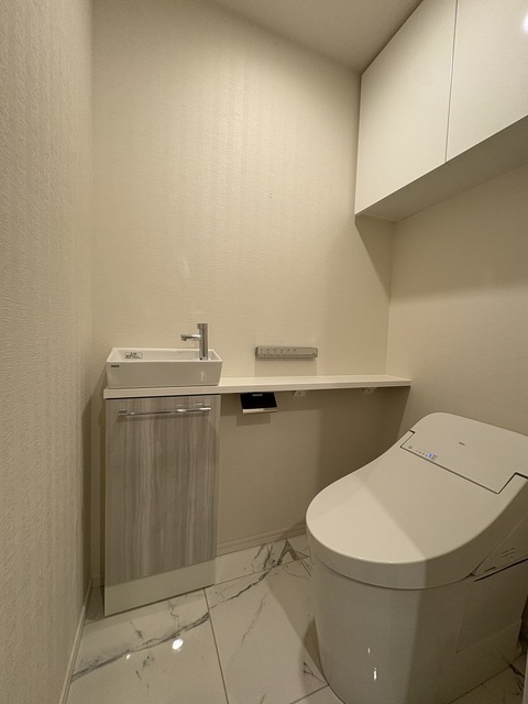 トイレ　温水洗浄便座・手洗いカウンター付