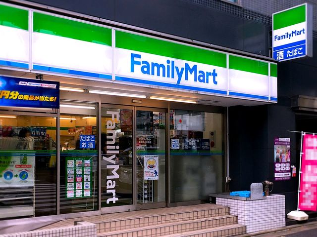 コンビニ　ファミリーマート新宿新小川町店（コンビニ）まで204m