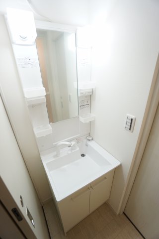 洗面設備　※同物件・反転タイプの写真です。