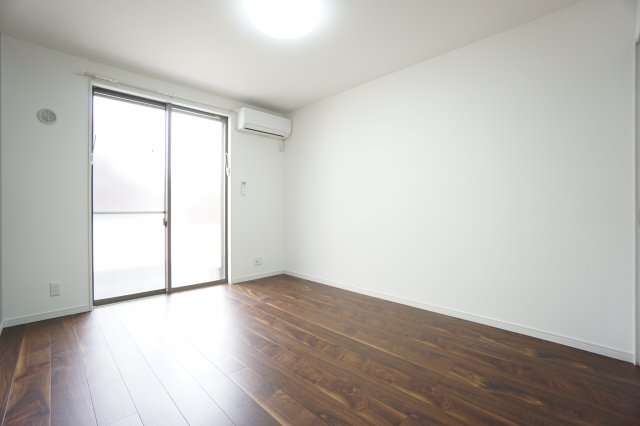 居室・リビング　※同物件・反転タイプの写真です。