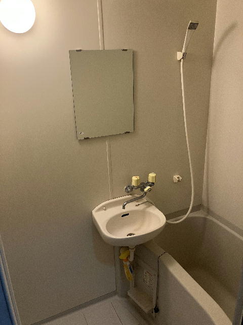 バス・シャワールーム　洗面台の付いた、ユニットバスです♪