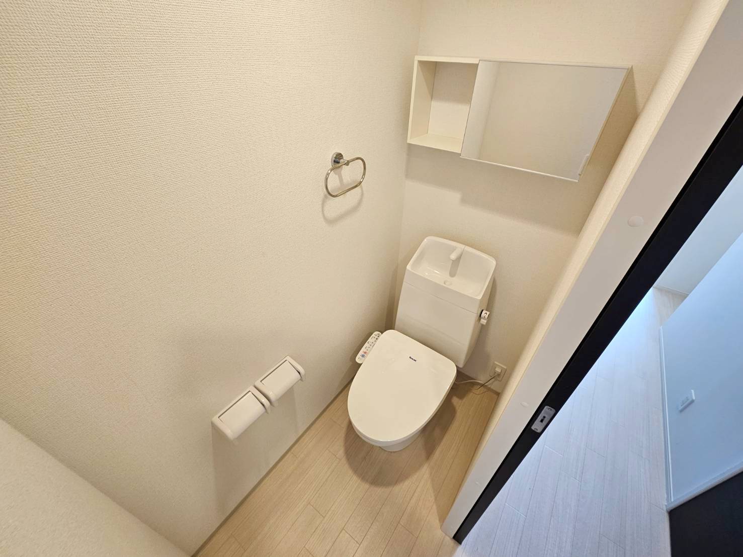 トイレ　温水洗浄便座付き。