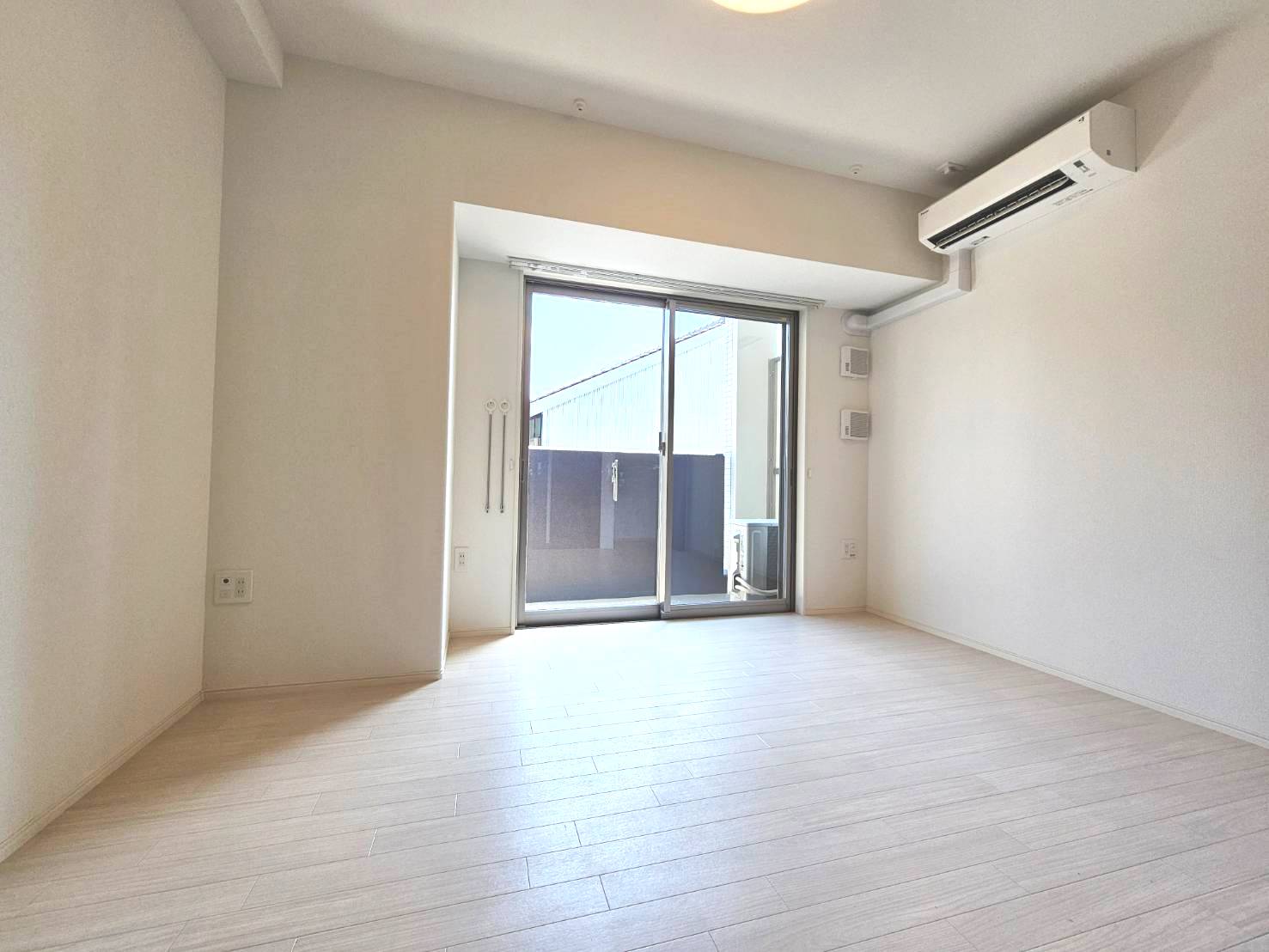 その他部屋・スペース　壁面にも棚あり。