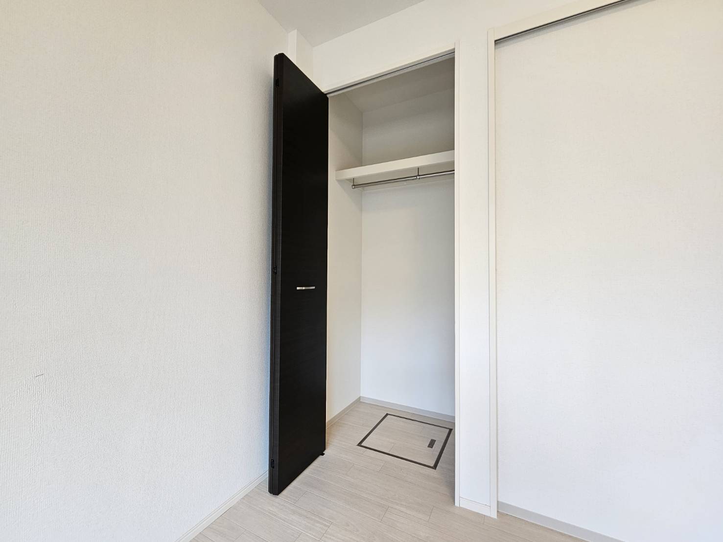 収納　ハンガーパイプ付きクローゼット