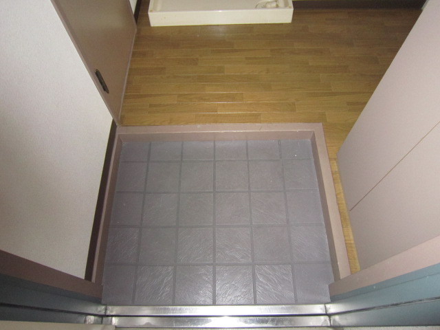 玄関　※別４号室タイプの写真です