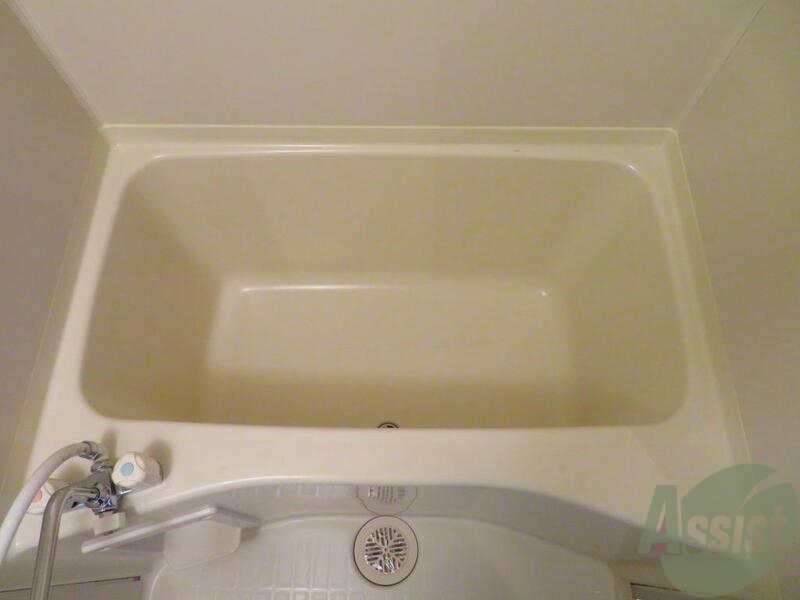 バス・シャワールーム　浴室になります。１人で入浴するにはぴったりの広さです。