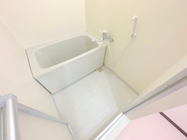 バス・シャワールーム　広めのお風呂は一日の疲れを癒してくれます。