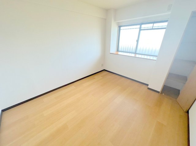 居室・リビング　家具配置がしやすいですね。