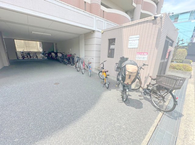 駐車場　敷地内には入居者専用の駐輪スペースもあります。