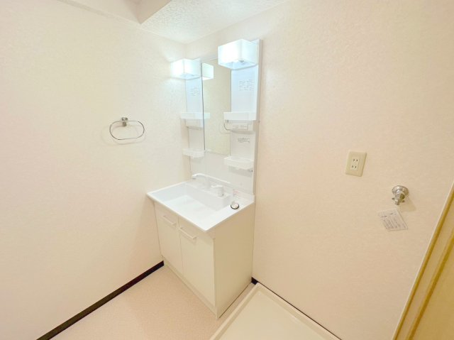 洗面設備　身支度が出来る独立洗面台です。