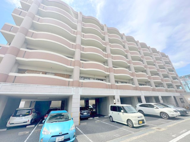 建物外観　存在感のある外観は落ちついた色合いで、堂々としていますね。