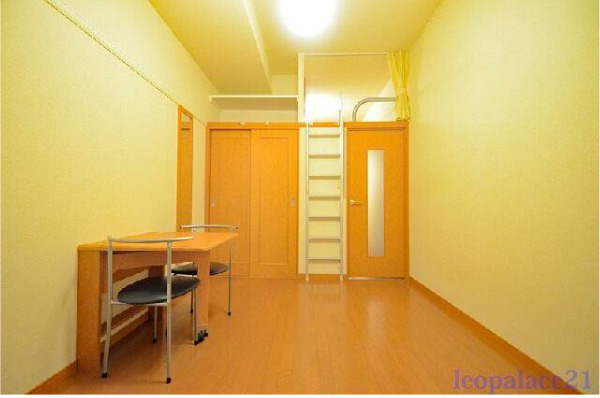レオパレスFACILの居間写真