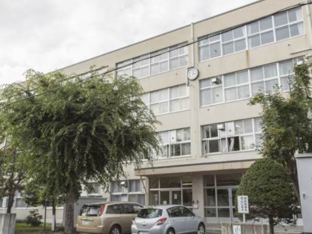 中学校　札幌市立発寒中学校（中学校）まで667m