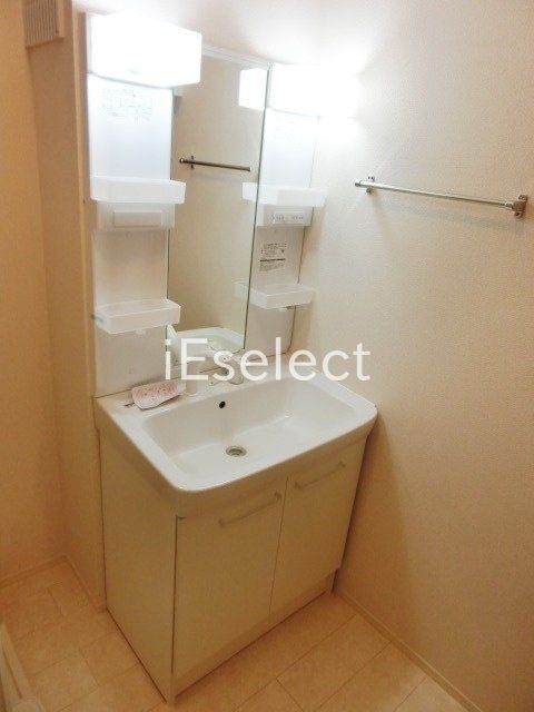 洗面設備　便利な独立洗面台ございます。