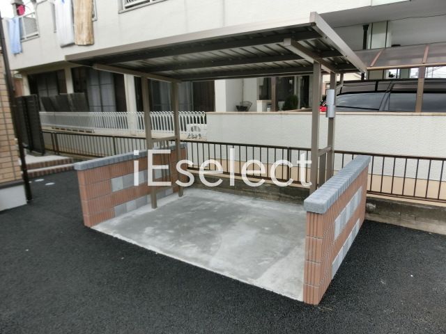 駐車場　屋根付きの駐輪スペース。