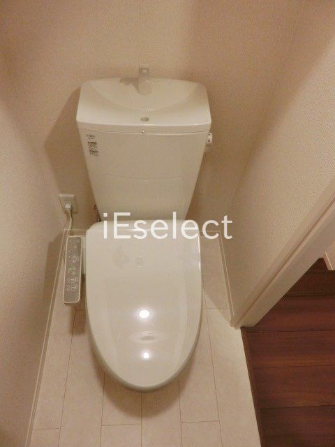 トイレ　温水洗浄機能付きのトイレです。