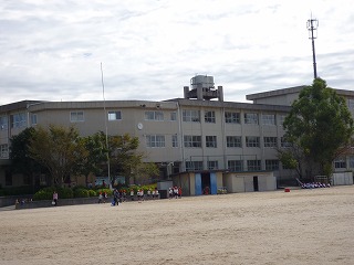 小学校　四日市市立 川島小学校（小学校）まで884m