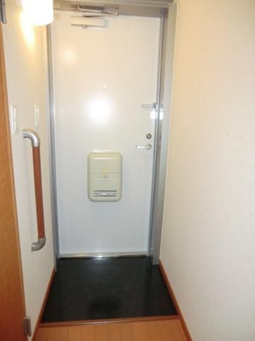 玄関　下駄箱付きです。