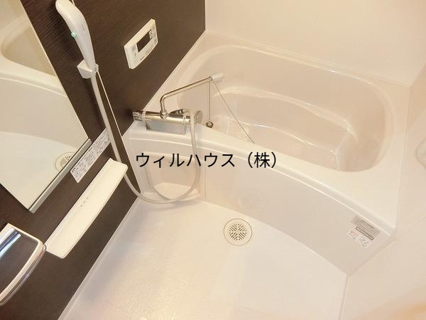 バス・シャワールーム　浴室乾燥機、追い焚き機能付きバス！