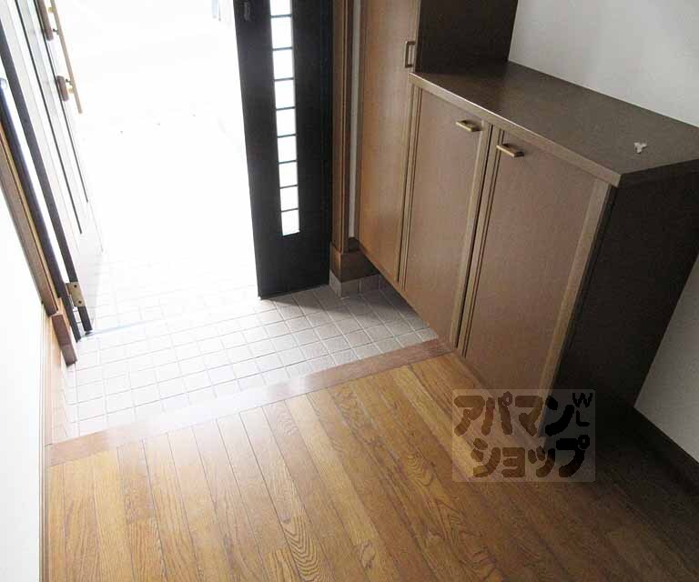 玄関　段差に腰掛けることもできます