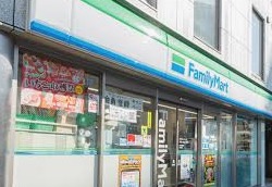 コンビニ　ファミリーマート 千駄ヶ谷五丁目/S店（コンビニ）まで559m