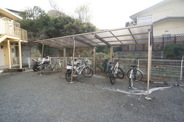 その他共有部分　雨の日でも安心して止められる屋根付の駐輪場です☆