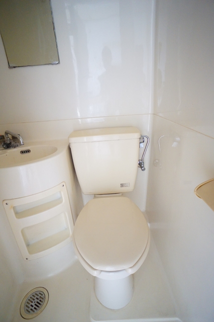 トイレ　白を基調とした空間で清潔感のあるトイレです♪