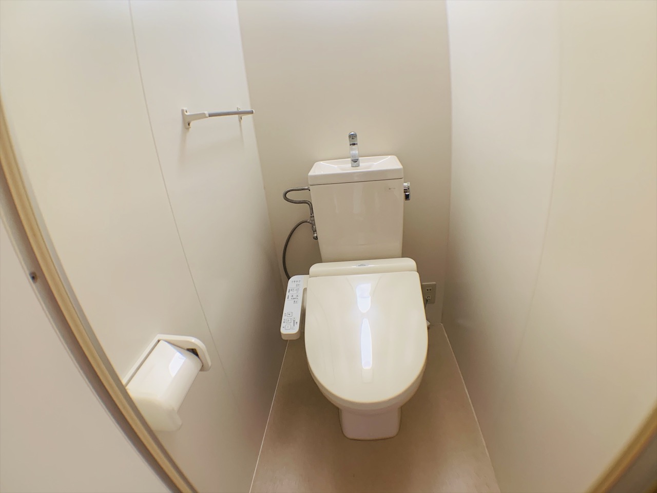 トイレ　温水洗浄便座付きのトイレです♪