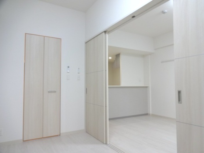 その他　白を基調にしたお部屋です。