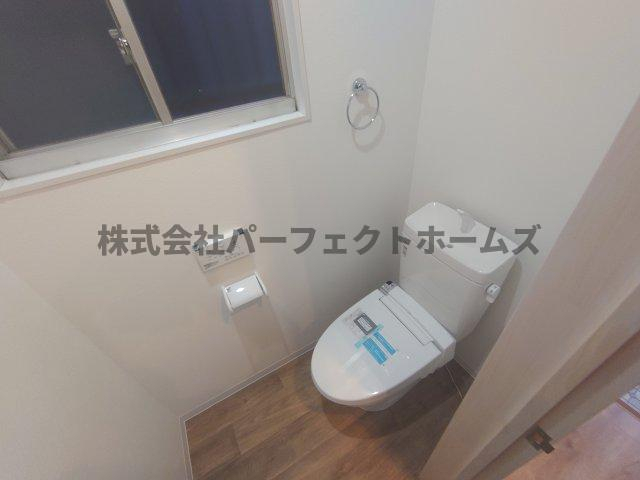 トイレ　落ち着いた色調のトイレです