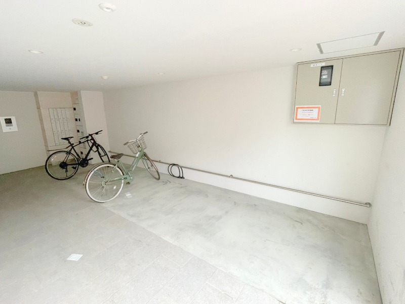 ロビー　屋内駐輪場付きです！