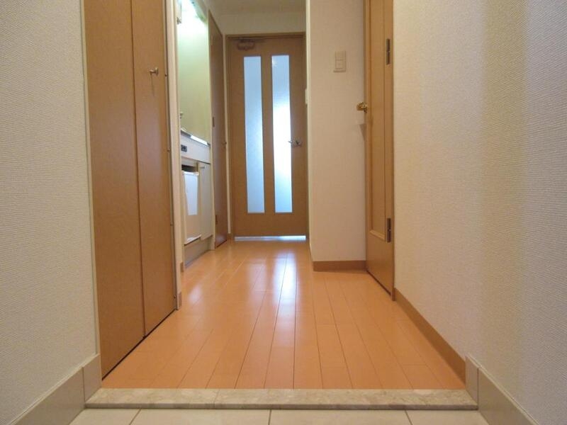 玄関　玄関を開けたらすぐにお部屋ではないので急な来客でも安心です