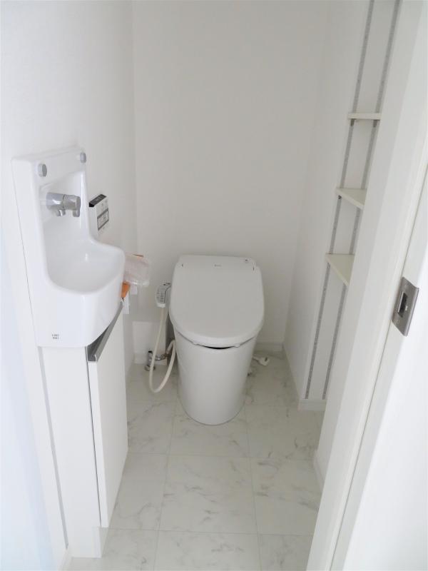 トイレ　1階のトイレはタンクレスで手洗いがあります☆