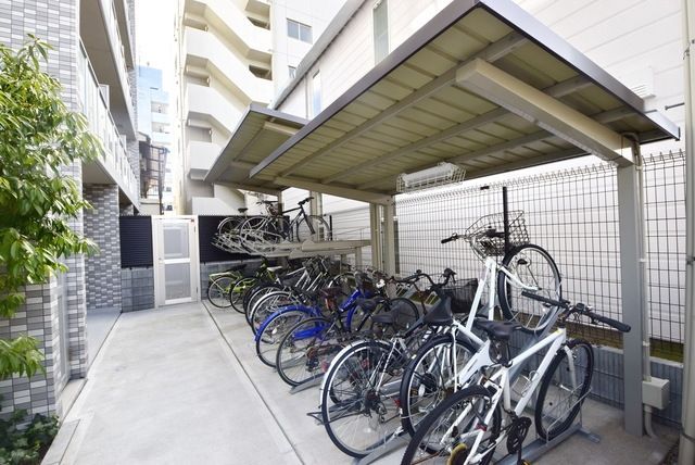 駐車場　屋根付きの駐輪場