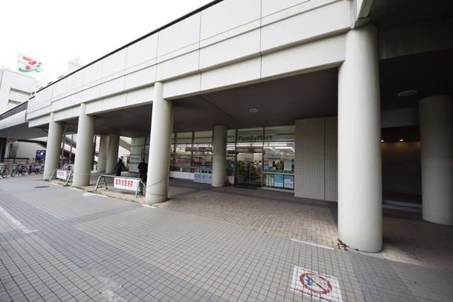 コンビニ　ファミリーマートプラウドタワー船橋店（コンビニ）まで446m