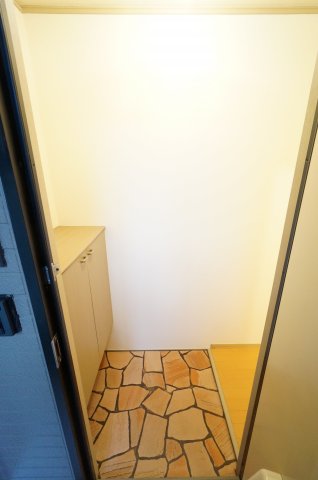 玄関　※同物件、反転タイプの写真になります。