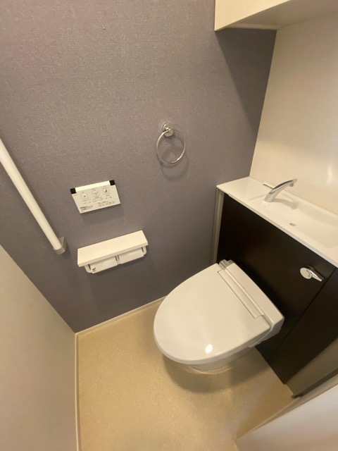 トイレ　温水洗浄便座付きです☆