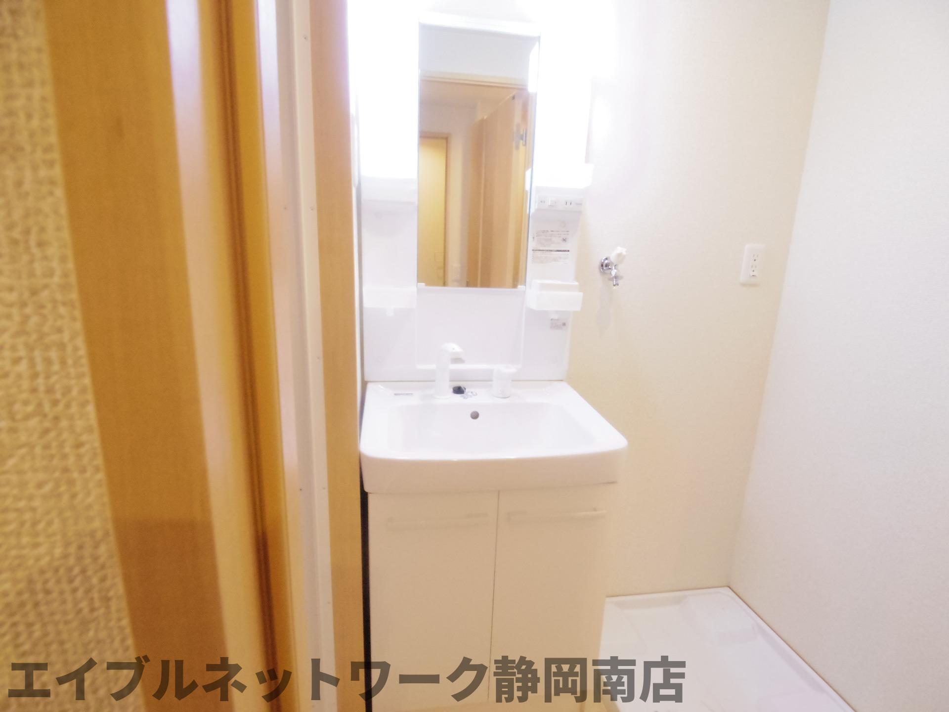 洗面設備　明るい洗面所です