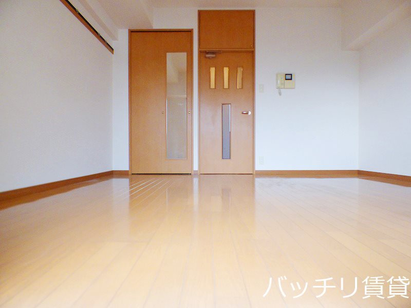 居室・リビング　写真は別号室の為、現状優先になります。