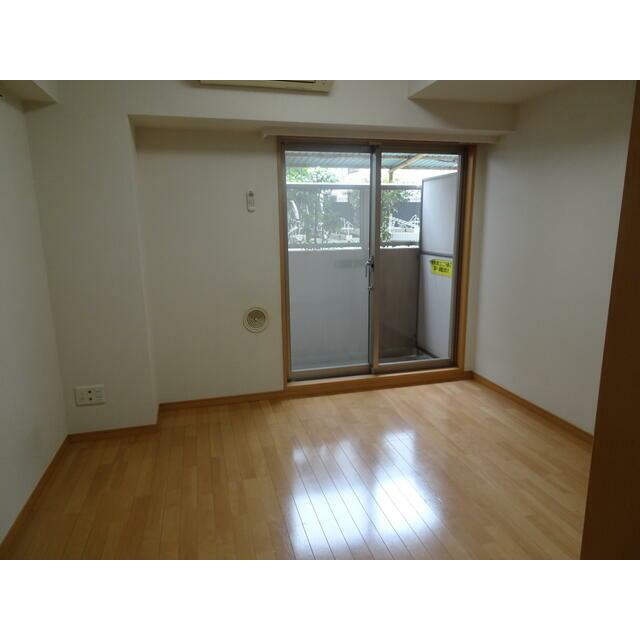 居室・リビング　白い壁に明るい色の床と建具で優しい印象のお部屋です
