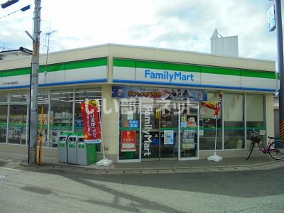 コンビニ　ファミリーマート　ＪＲ大和小泉駅前店（コンビニ）まで474m
