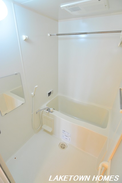 バス・シャワールーム　追い焚き＆浴室換気乾燥機付の浴室です。