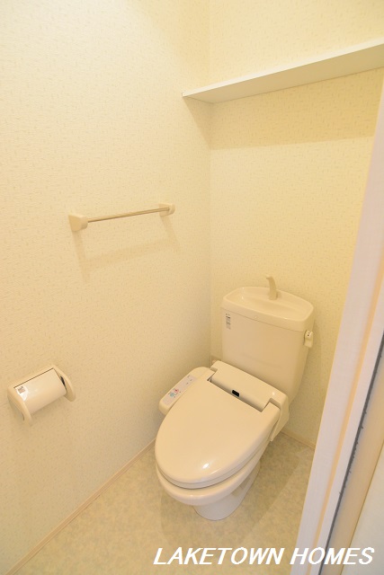 トイレ　上部に収納棚のある温水洗浄便座付のトイレです。