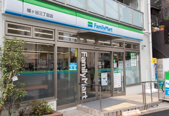 コンビニ　ファミリーマート 幡ヶ谷三丁目店（コンビニ）まで357m