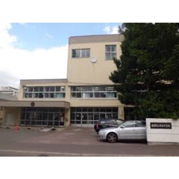 中学校　札幌市立幌東中学校（中学校）まで890m